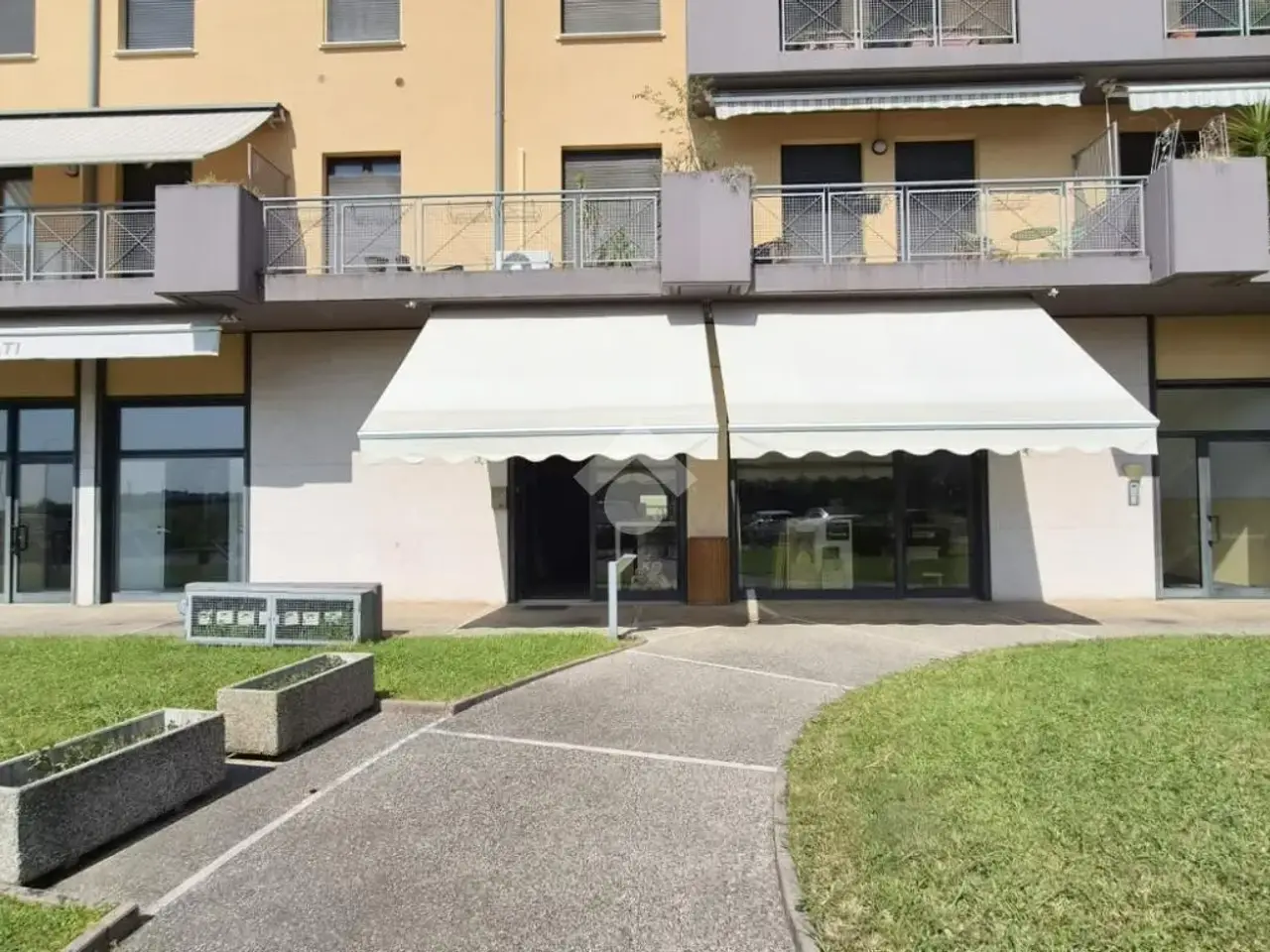 Negozio in Via Valpantena 18, Verona, {3} - Foto 1