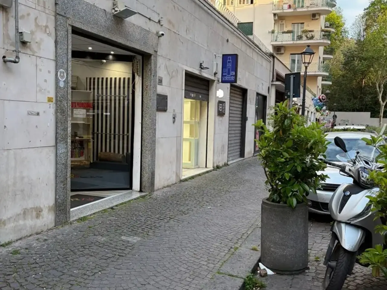 Negozio in Via Giovanni Merliani 26, Napoli, {3} - Foto 2