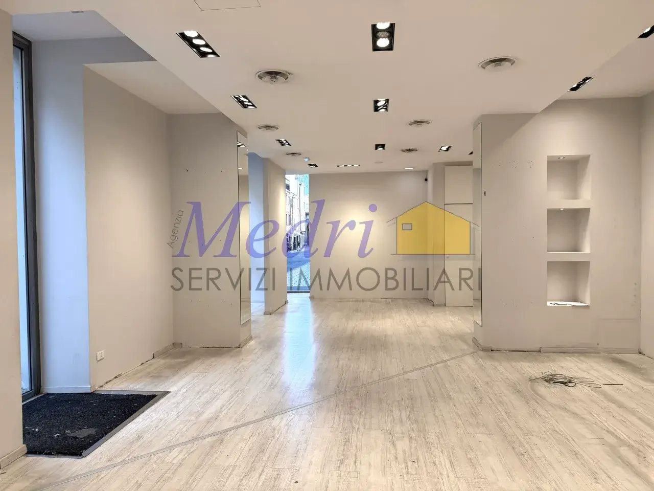 Palazzina commerciale in Corso Gastone Sozzi 44, Cesena, {3} - Foto 2