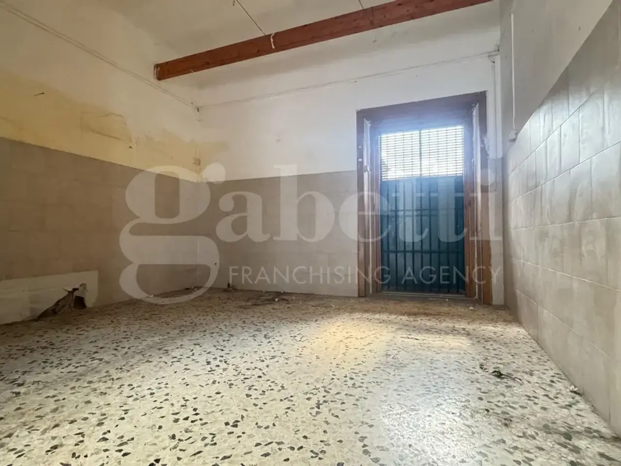 Esercizio commerciale in Via Conte Mirabelli, Calvizzano, {3} - Foto 1