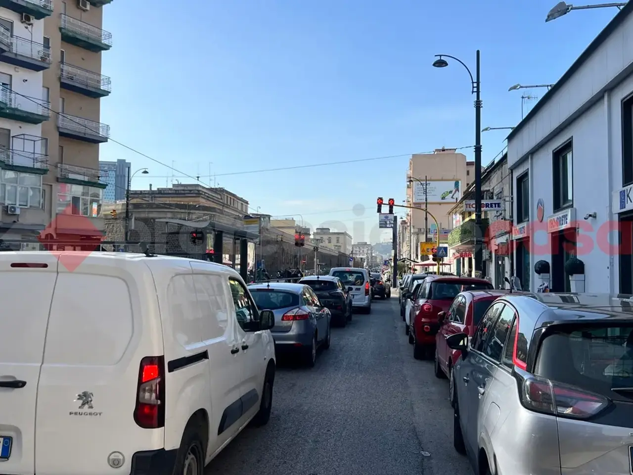 Negozio in Via Nuova Poggioreale 44, Napoli, {3} - Foto 2