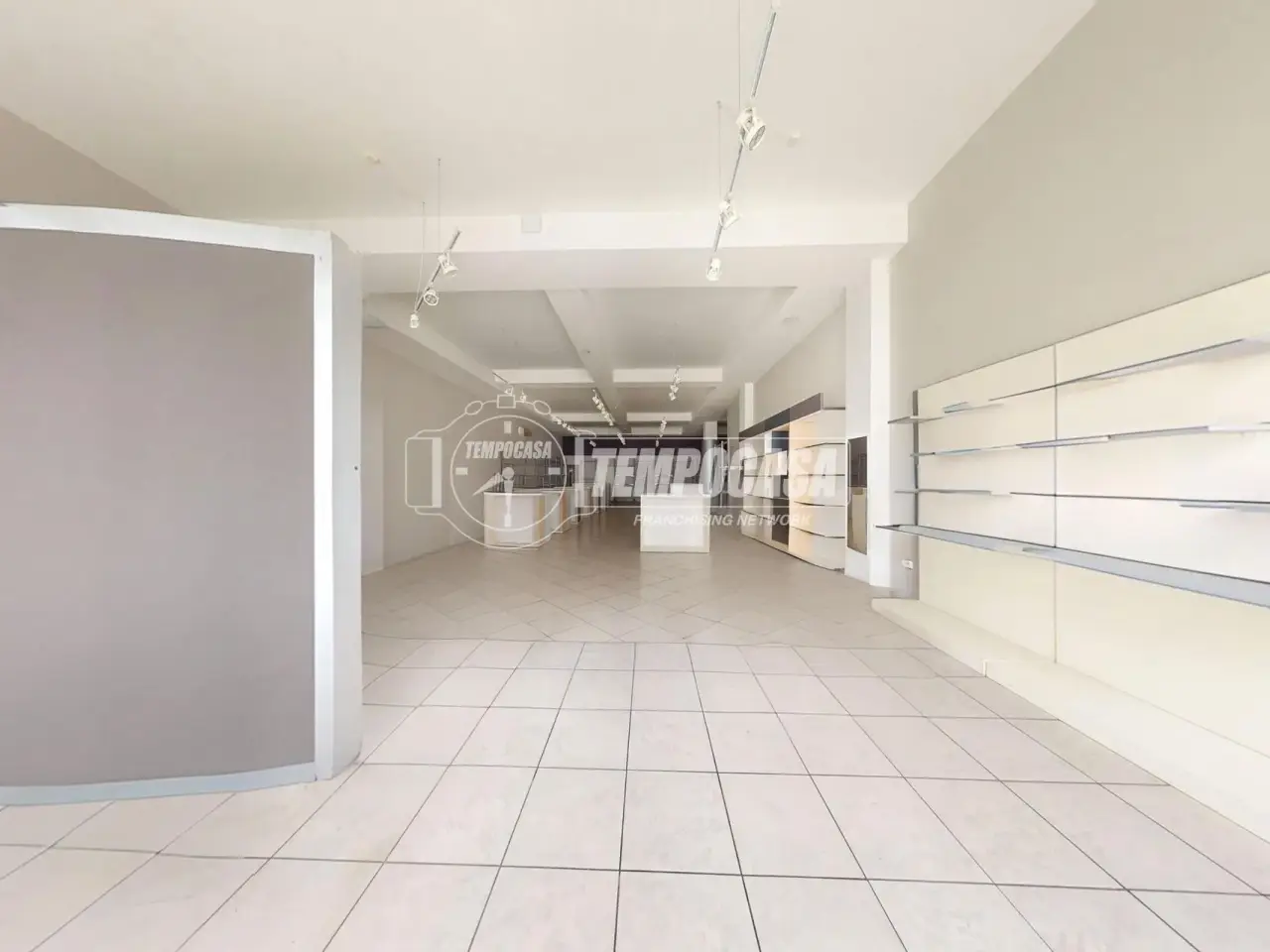 Negozio in Via Vittorio Veneto 117, Maglie, {3} - Foto 1