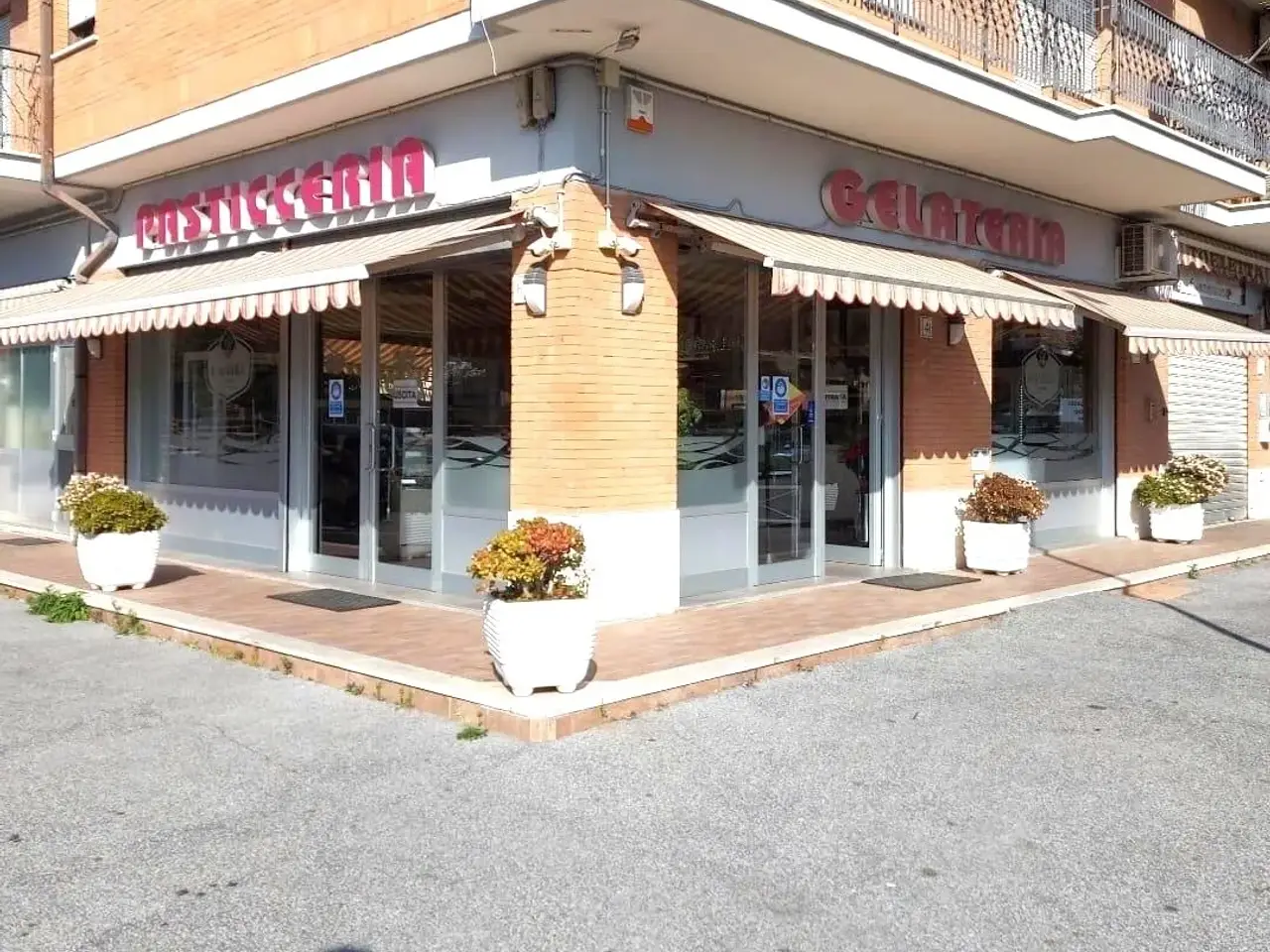Gelateria in Vicolo di Dragone, Roma, {3} - Foto 1