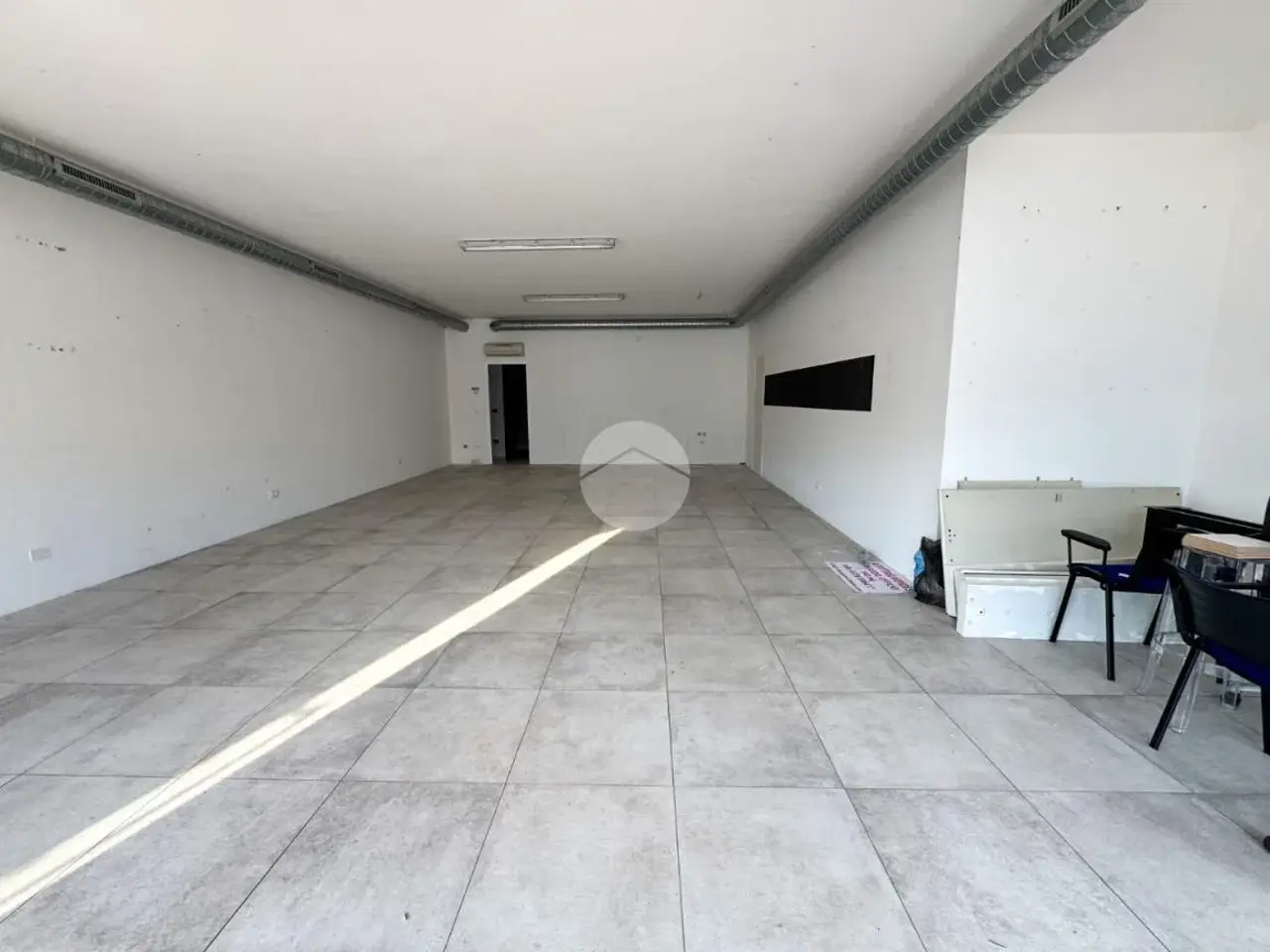 Negozio in Via Francesco Petrarca 16, Porto Mantovano, {3} - Foto 2