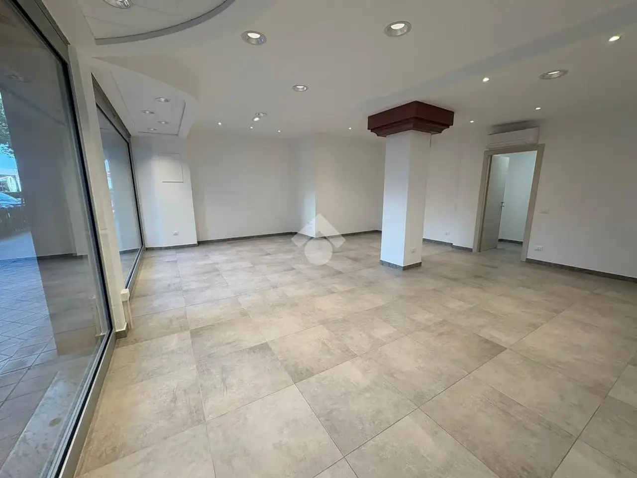 Negozio in Viale Amerigo Vespucci 29, Rimini, {3} - Foto 1