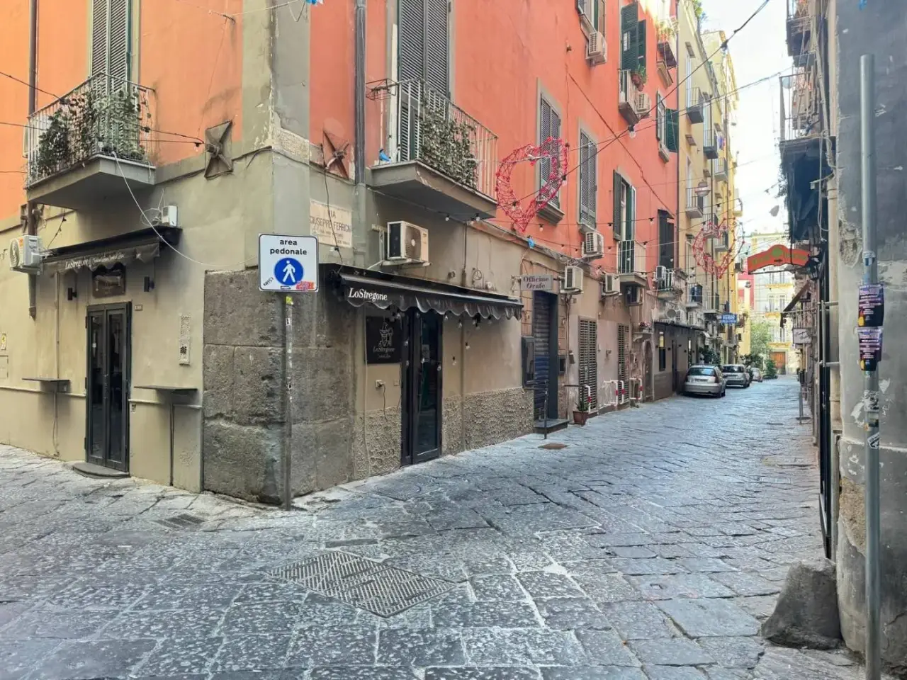 Locale commerciale in Vico Belledonne a Chiaia 6, Napoli, {3} - Foto 1