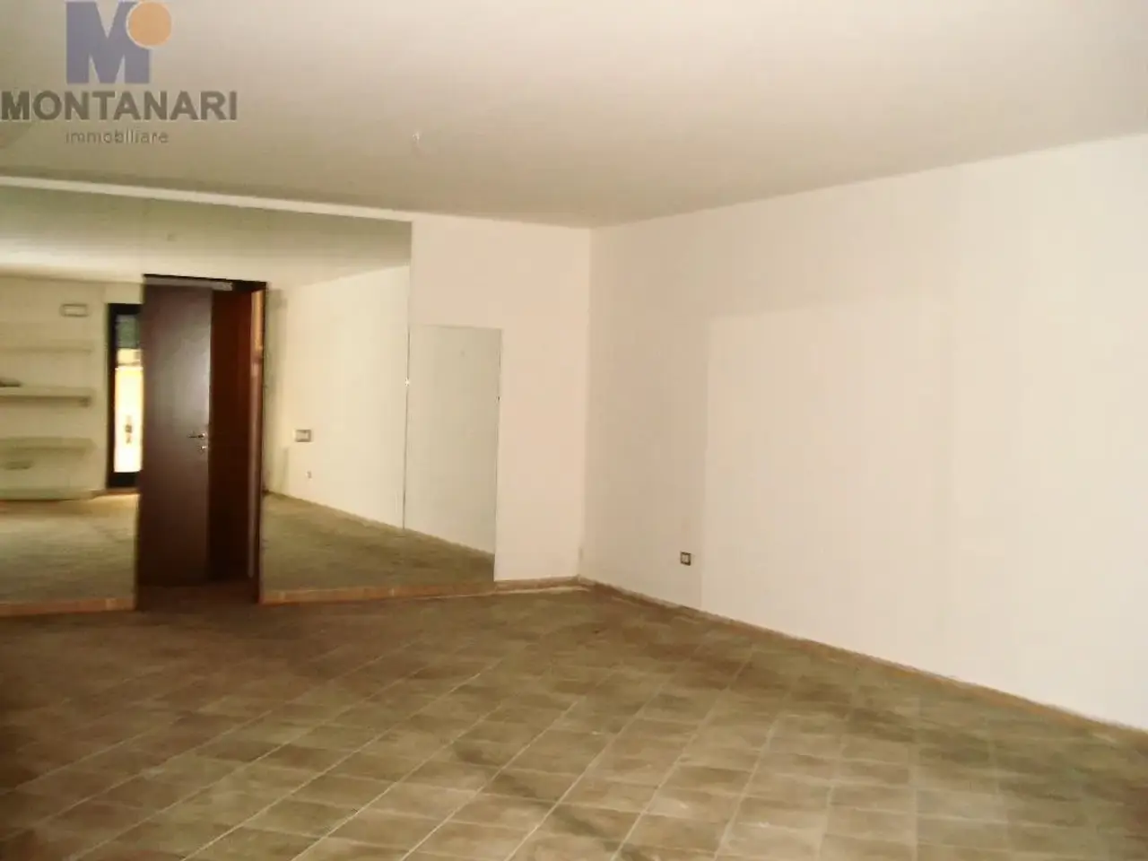 Locale commerciale in Via dell'Istituto Denti 29, Foligno, {3} - Foto 2