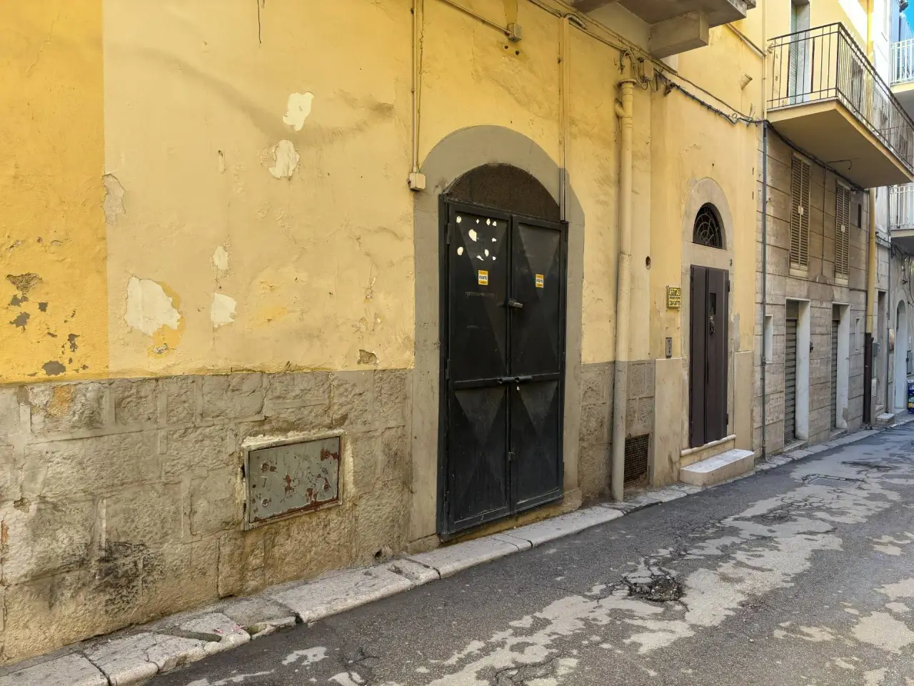 Negozio in Via Fratelli Bandiera 6, Canosa Di Puglia, {3} - Foto 1