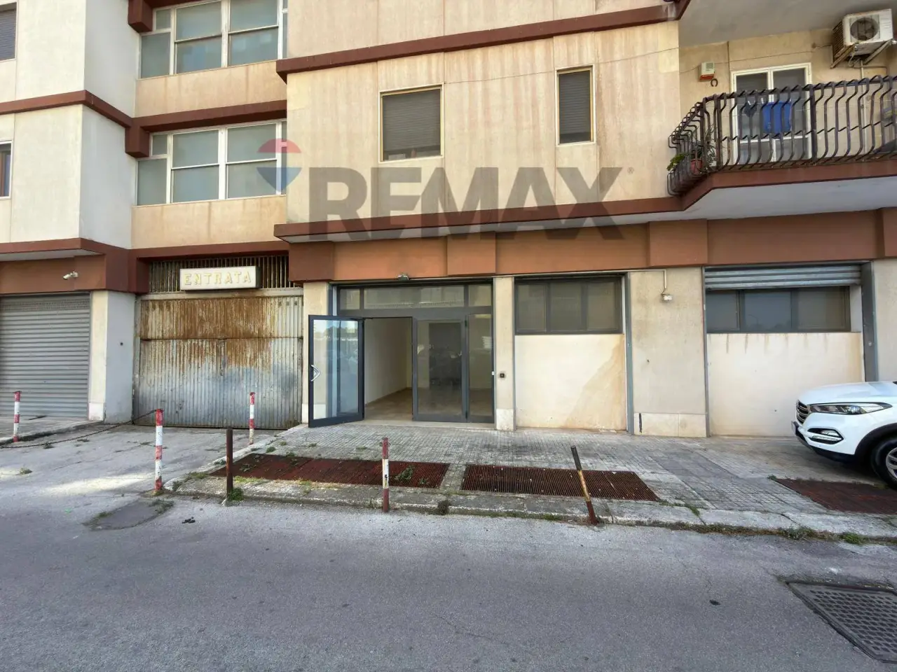 Negozio in Via Cesare Battisti 311 - 323, Taranto, {3} - Foto 1