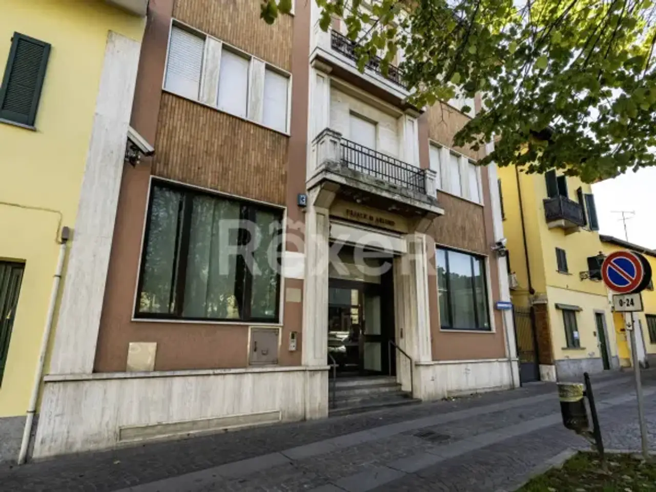 Negozio in Piazza Pozzobonelli 24, Arluno, {3} - Foto 1