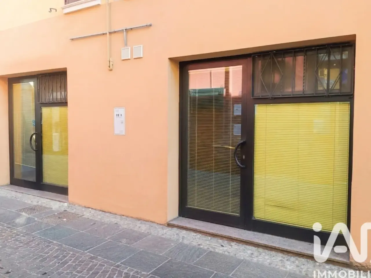 Negozio in Via Filippo Turati 20-22, Bondeno, {3} - Foto 1