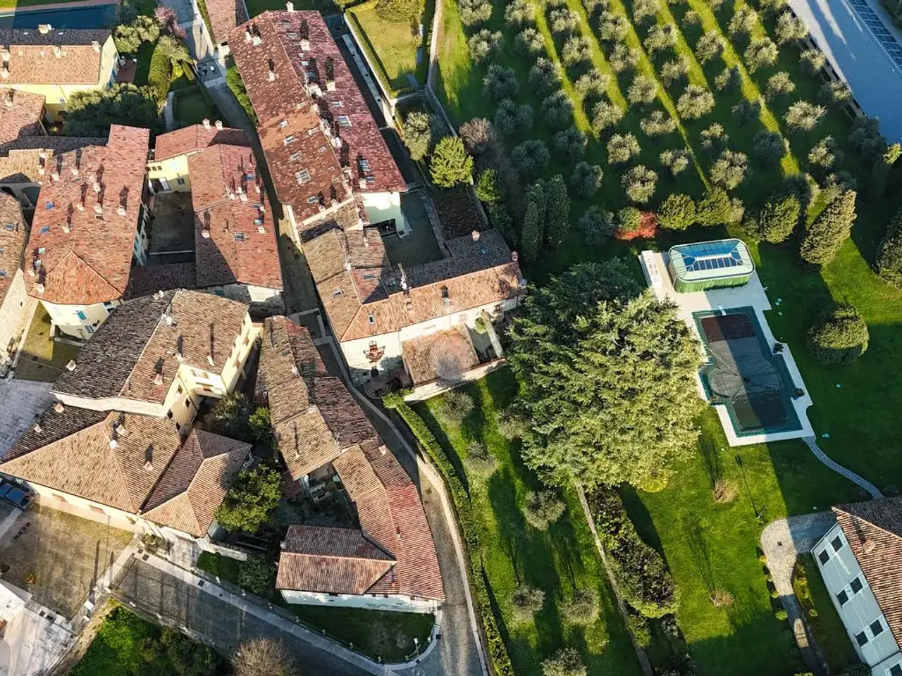 Palazzina commerciale in Via dei Lauri 1, San Felice Del Benaco, {3} - Foto 1