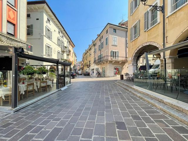 Negozio in Piazza Giuseppe Malvezzi 1, Desenzano del Garda - Foto 1