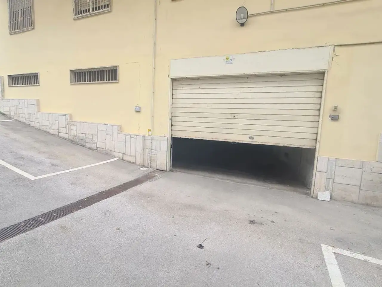 Parcheggio chiuso in Via Nicolardi 145, Napoli, {3} - Foto 1