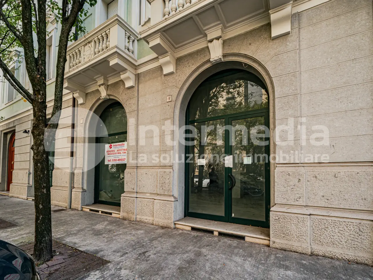 Palazzina commerciale in Via Monte Grappa 19b, Brescia, {3} - Foto 1