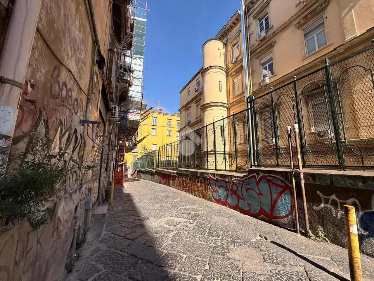 Negozio in Via della Sapienza 15, Napoli, {3} - Foto 2