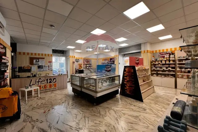 Negozio in Via Nicola Nicolini 68, Napoli - Foto 1