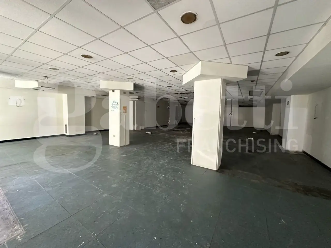 Negozio in Corso Vittorio Emanuele 302, Cagliari, {3} - Foto 1