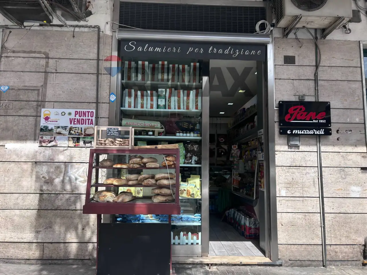 Esercizio commerciale in Via De Vito Maurizio Piscicelli 114, Napoli, {3} - Foto 2
