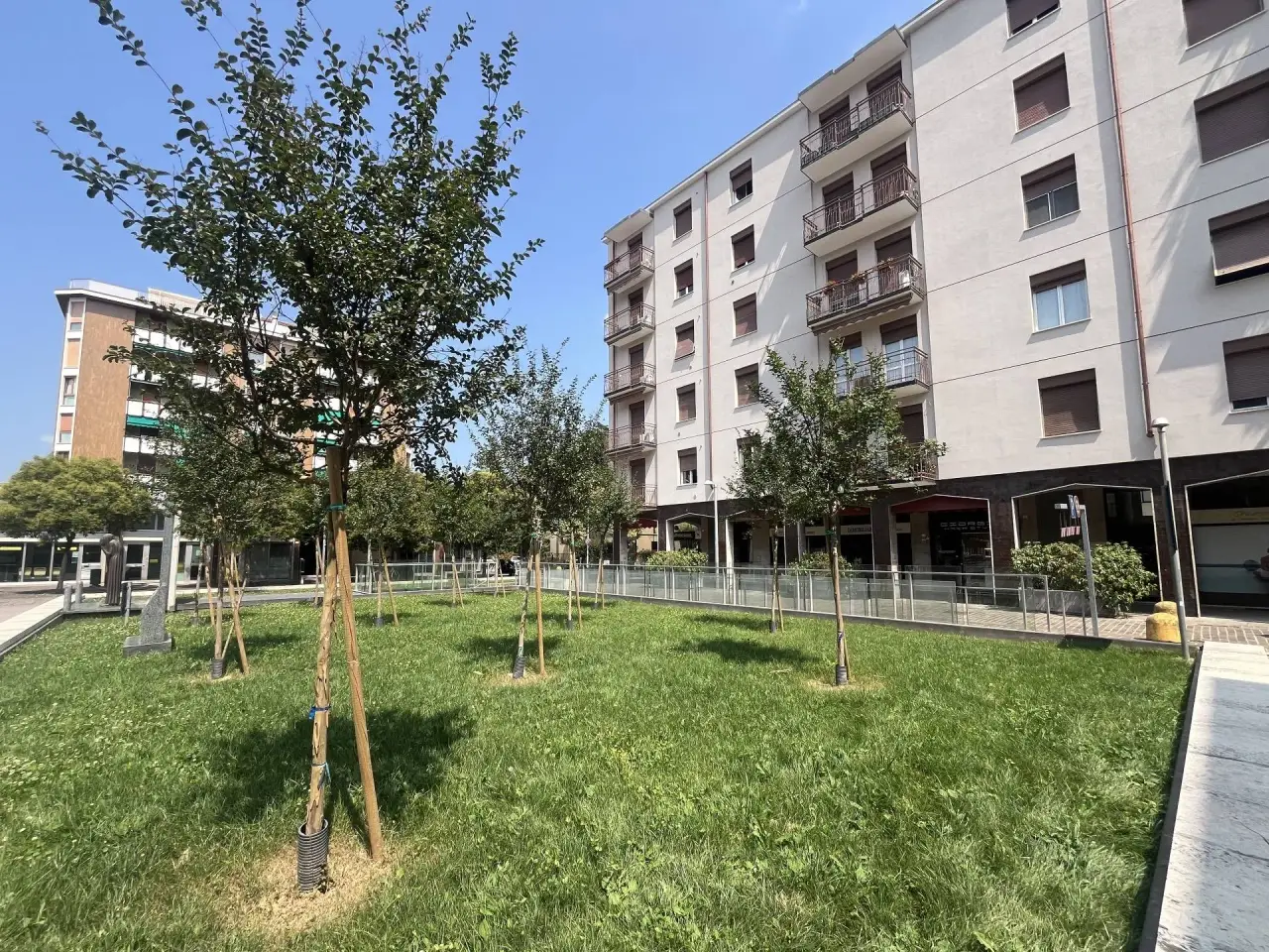 Negozio in Piazza Martiri della Libertà 2, Villasanta, {3} - Foto 1