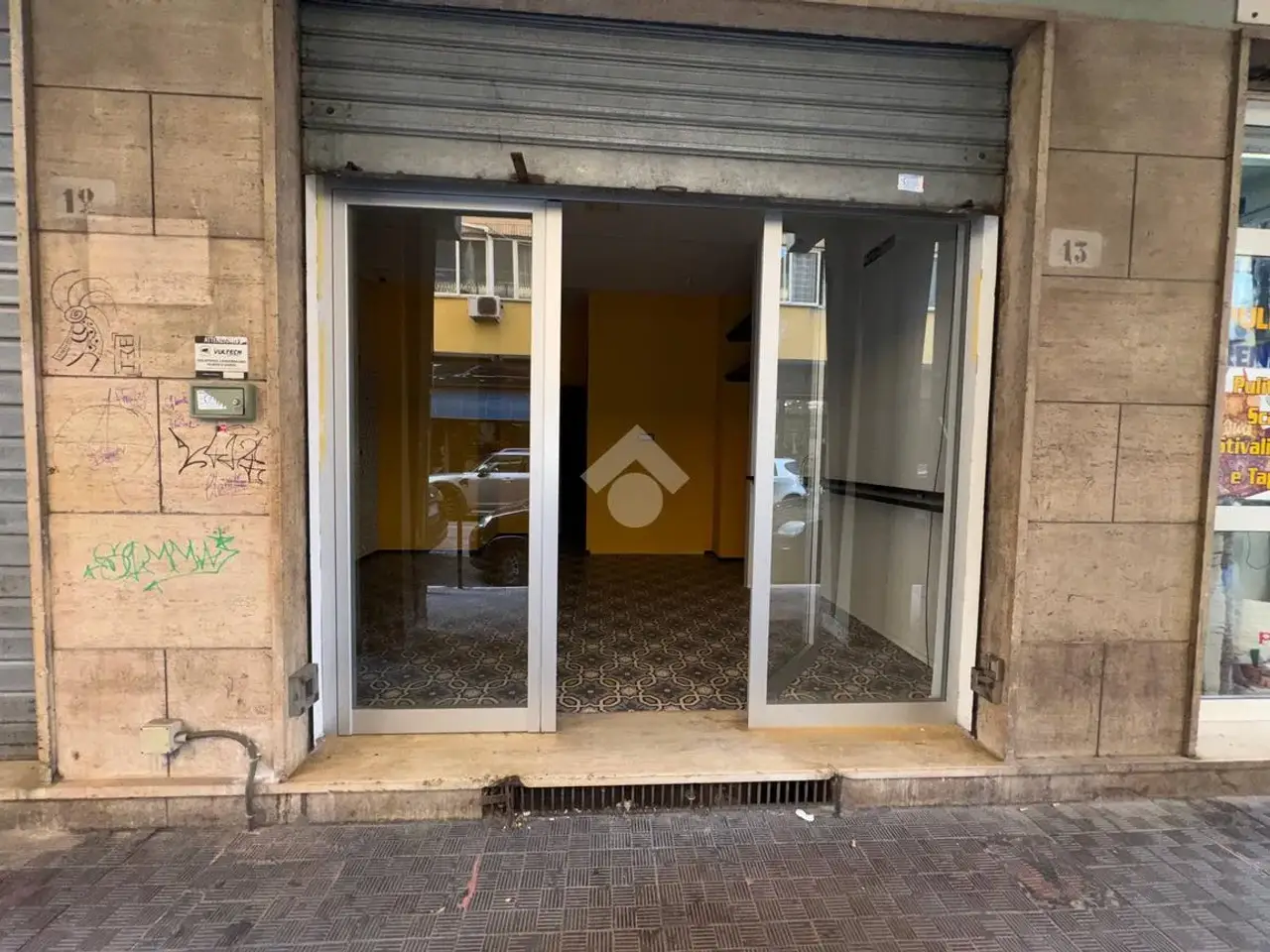 Negozio in Piazzetta Lucarelli 9, Aversa, {3} - Foto 1