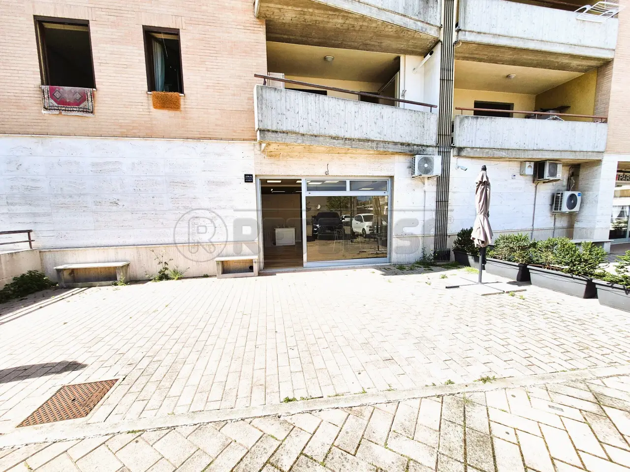 Palazzina commerciale in Via Tirino 179, Pescara, {3} - Foto 1