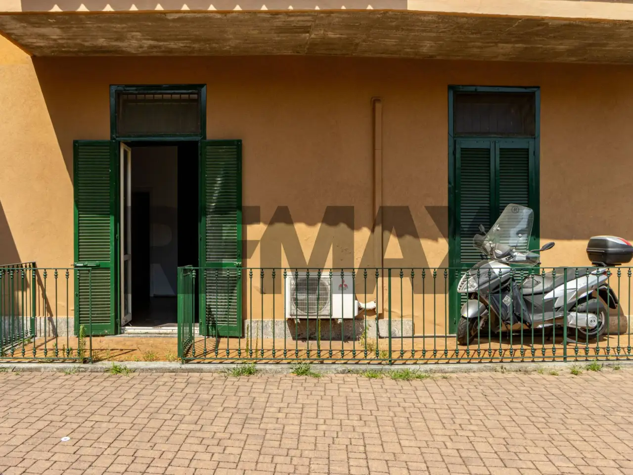 Negozio in Piazza Butti 7, Garbagnate Monastero, {3} - Foto 2