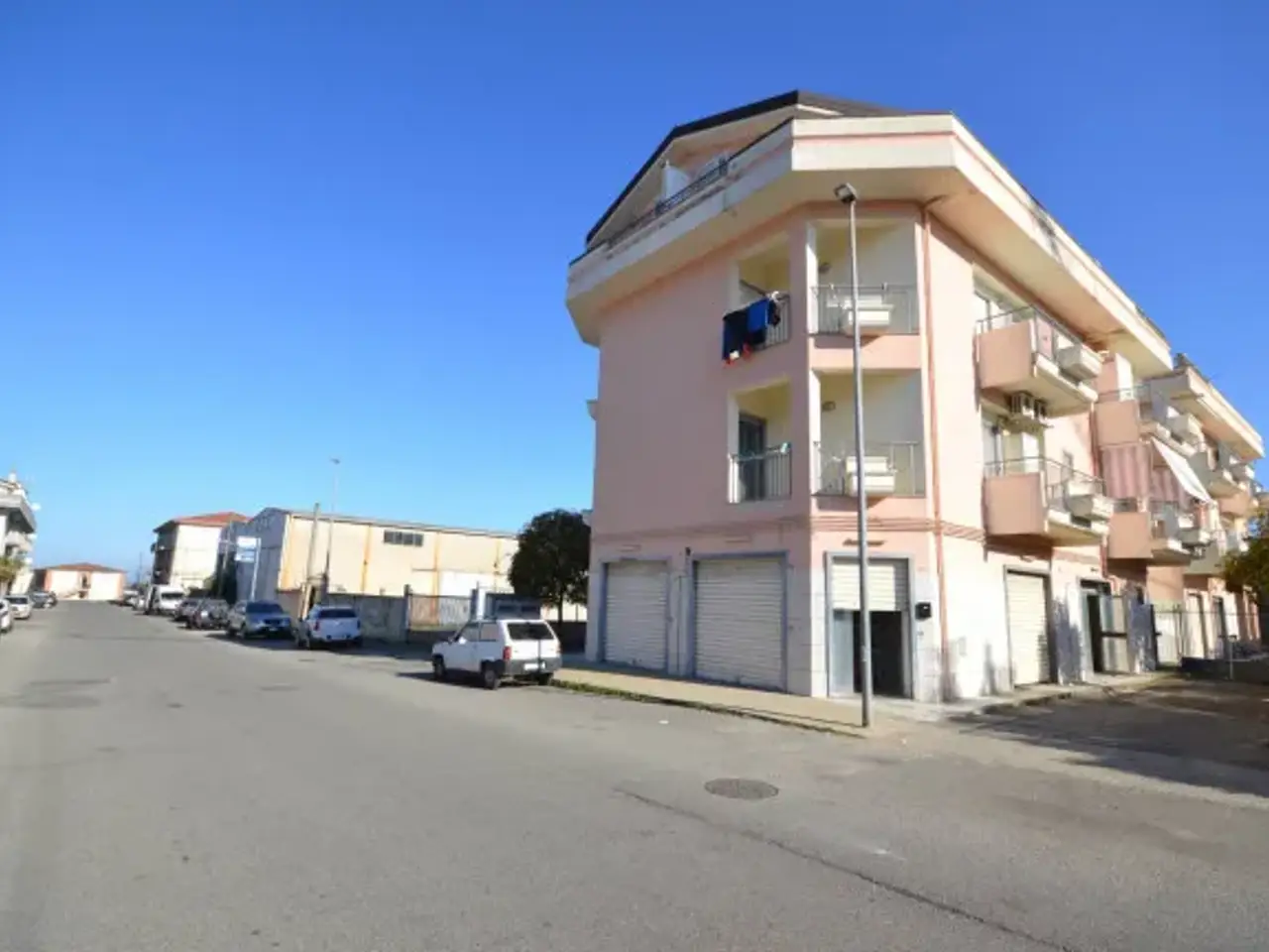 Locale commerciale in Corigliano-Rossano - Via Aquitania, 17, Corigliano-Rossano, {3} - Foto 1