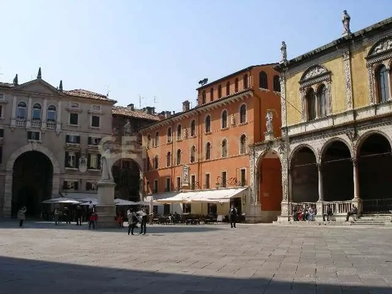 Abbigliamento in Piazza Brà, Verona, {3} - Foto 1