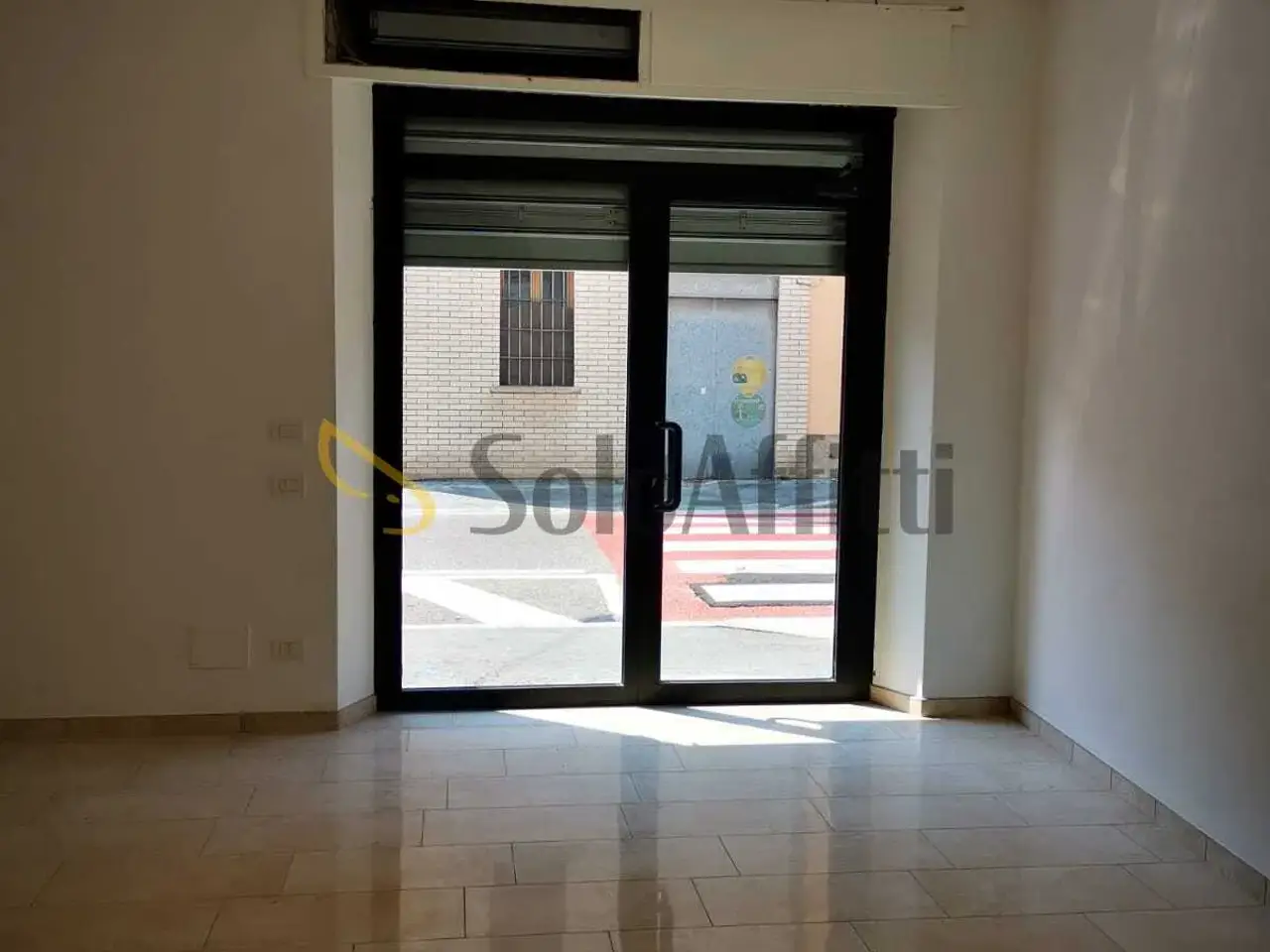Negozio in Via Guglielmo Marconi 70, Saronno, {3} - Foto 1