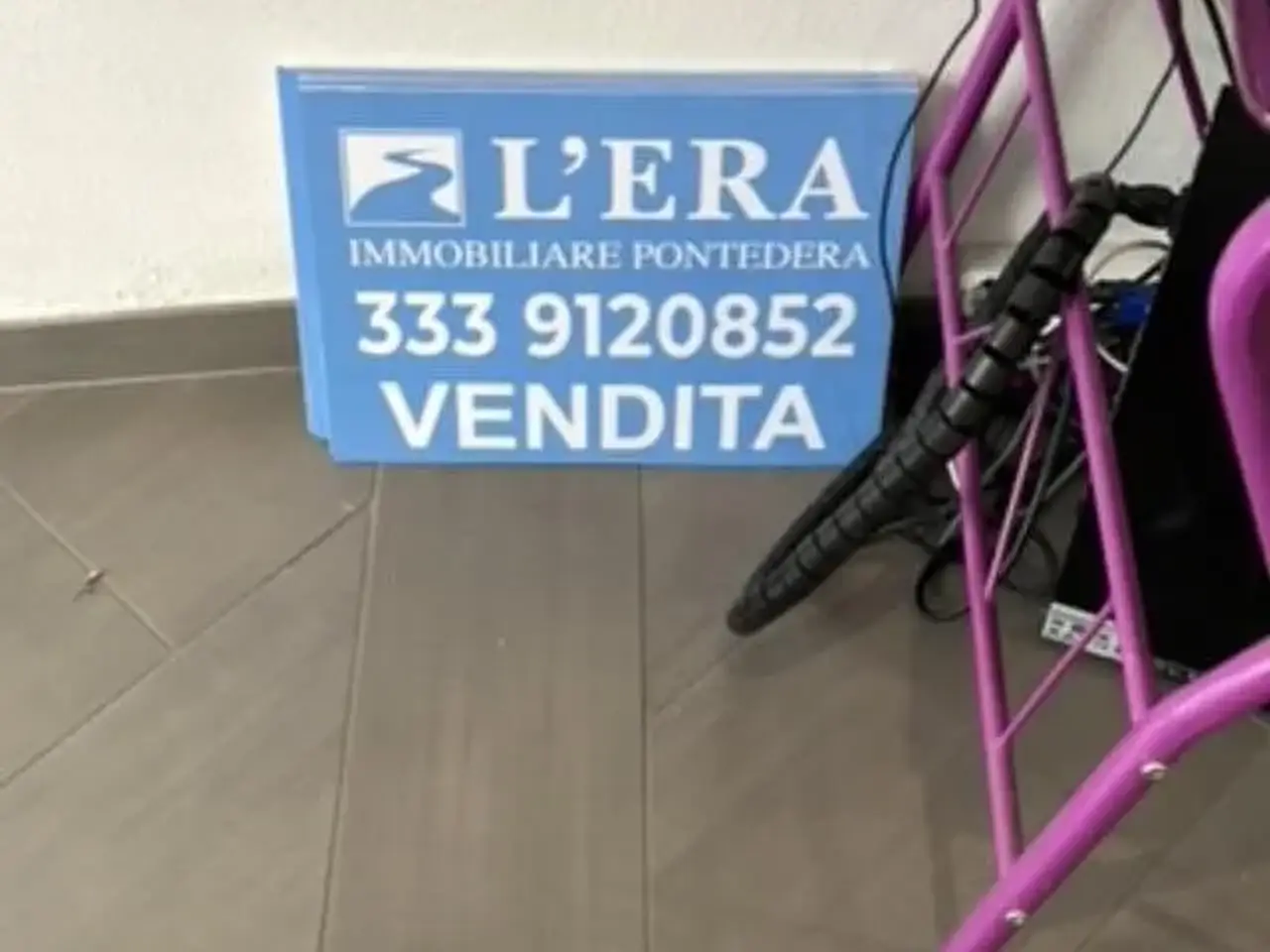 Locale commerciale in , Pontedera, {3} - Foto 1