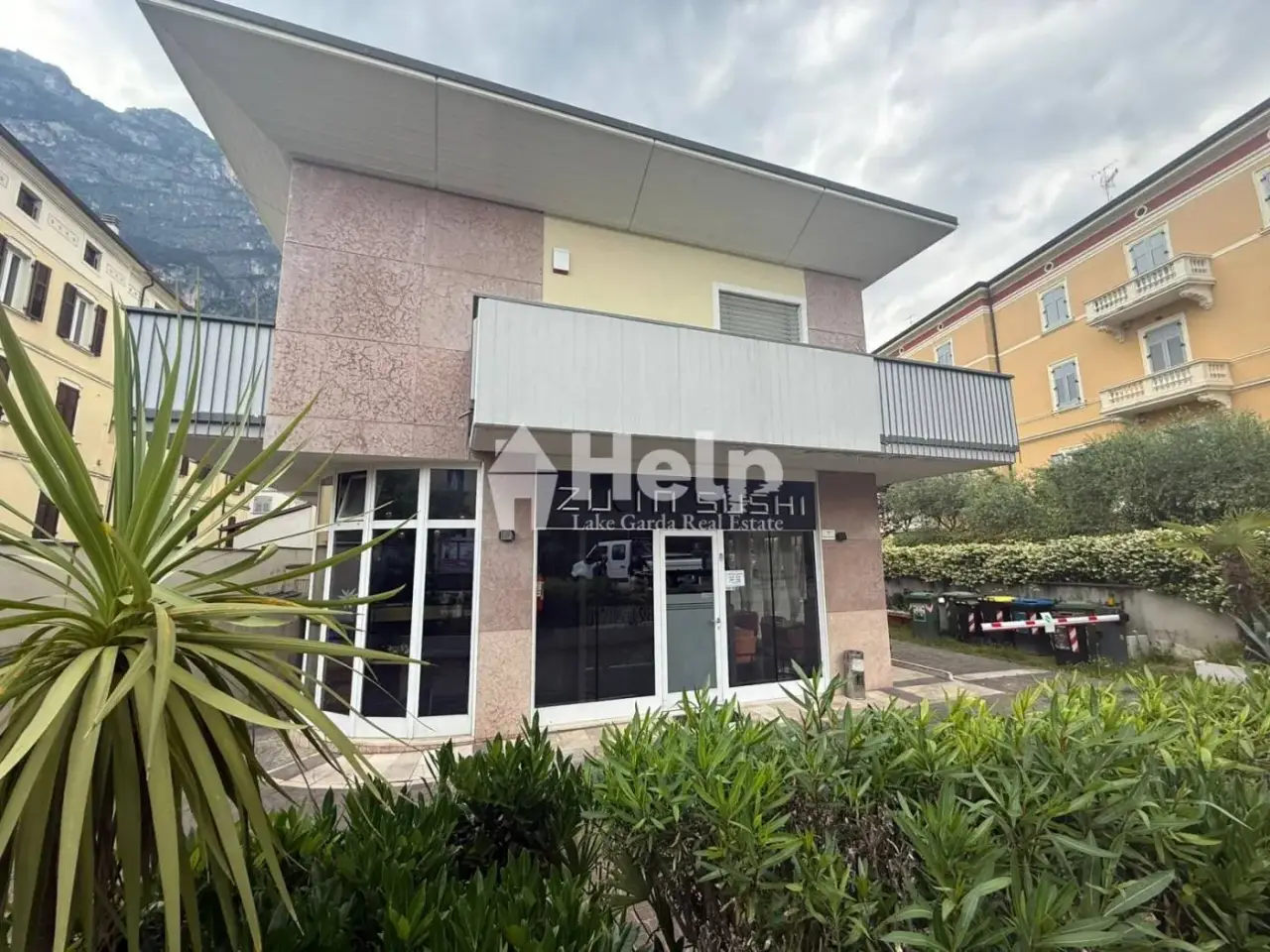 Locale commerciale in Viale Martiri 28 Giugno 7 Riva del Garda, Riva Del Garda, {3} - Foto 1