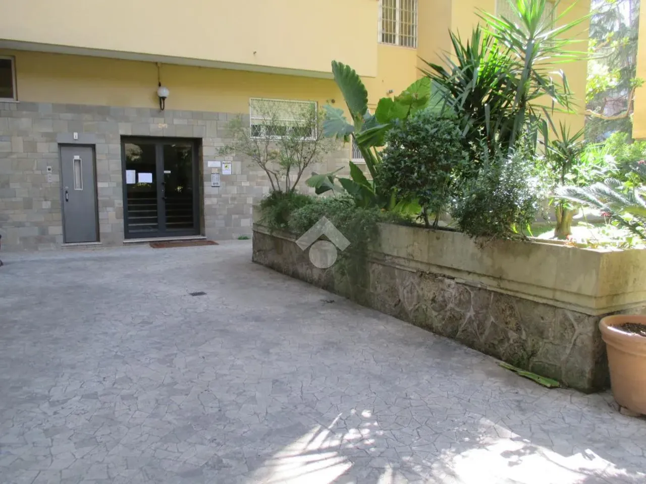 Magazzino in Viale Beethoven 70, Roma, {3} - Foto 1