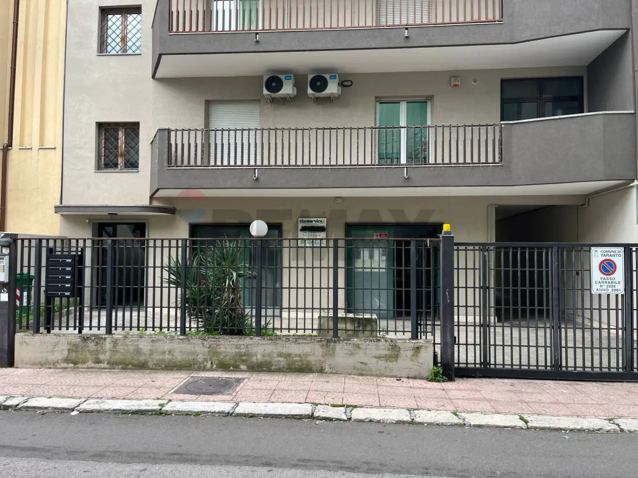 Esercizio commerciale in Via Pola 18, Taranto, {3} - Foto 2