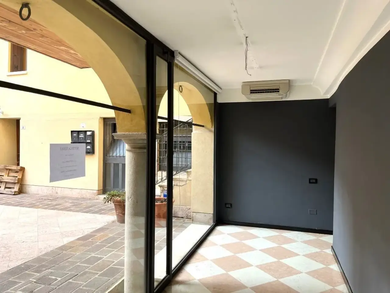 Palazzina commerciale in , Thiene, {3} - Foto 2
