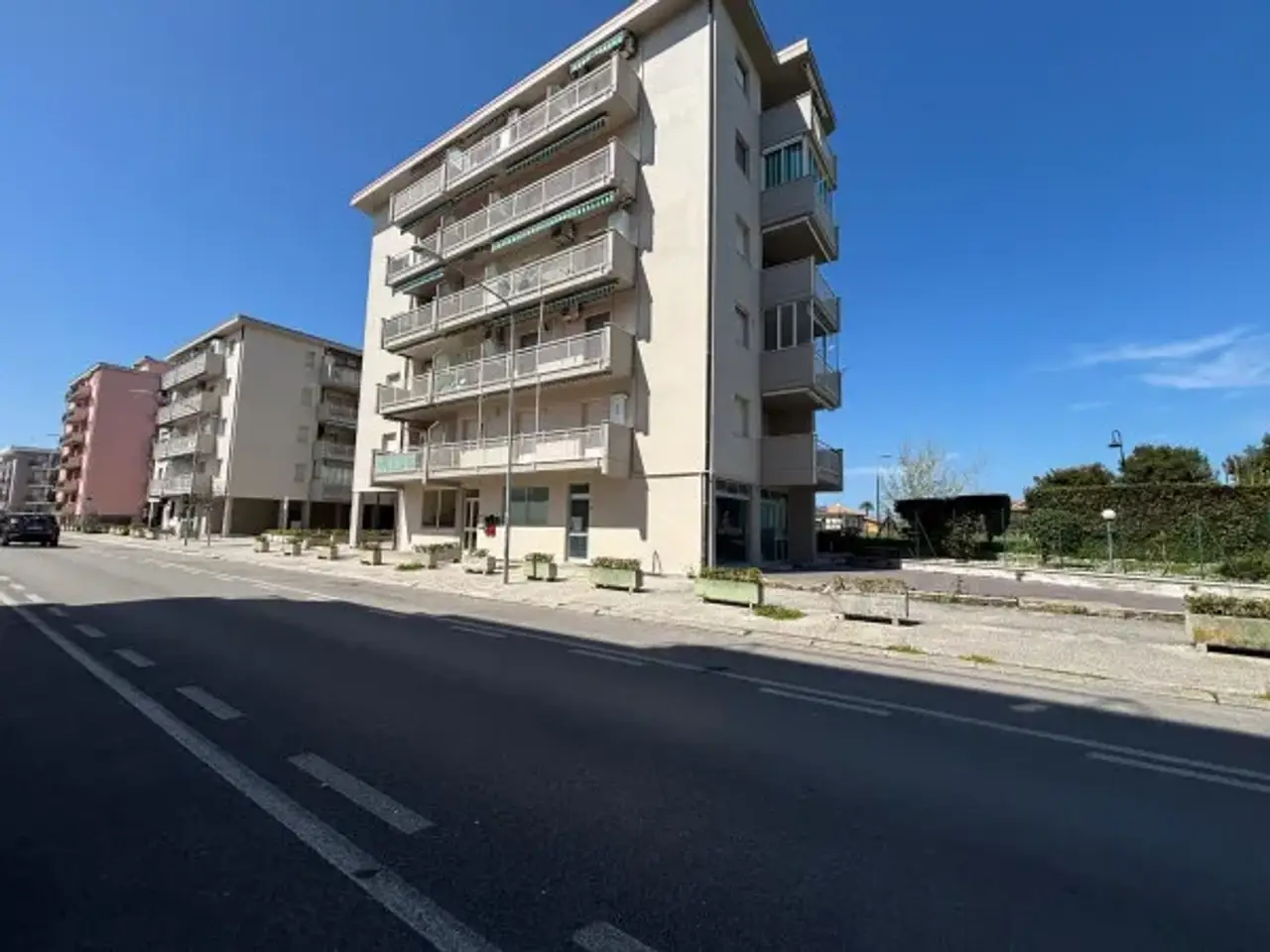 Negozio in Via Camillo Benso di Cavour 89, Alba Adriatica, {3} - Foto 1