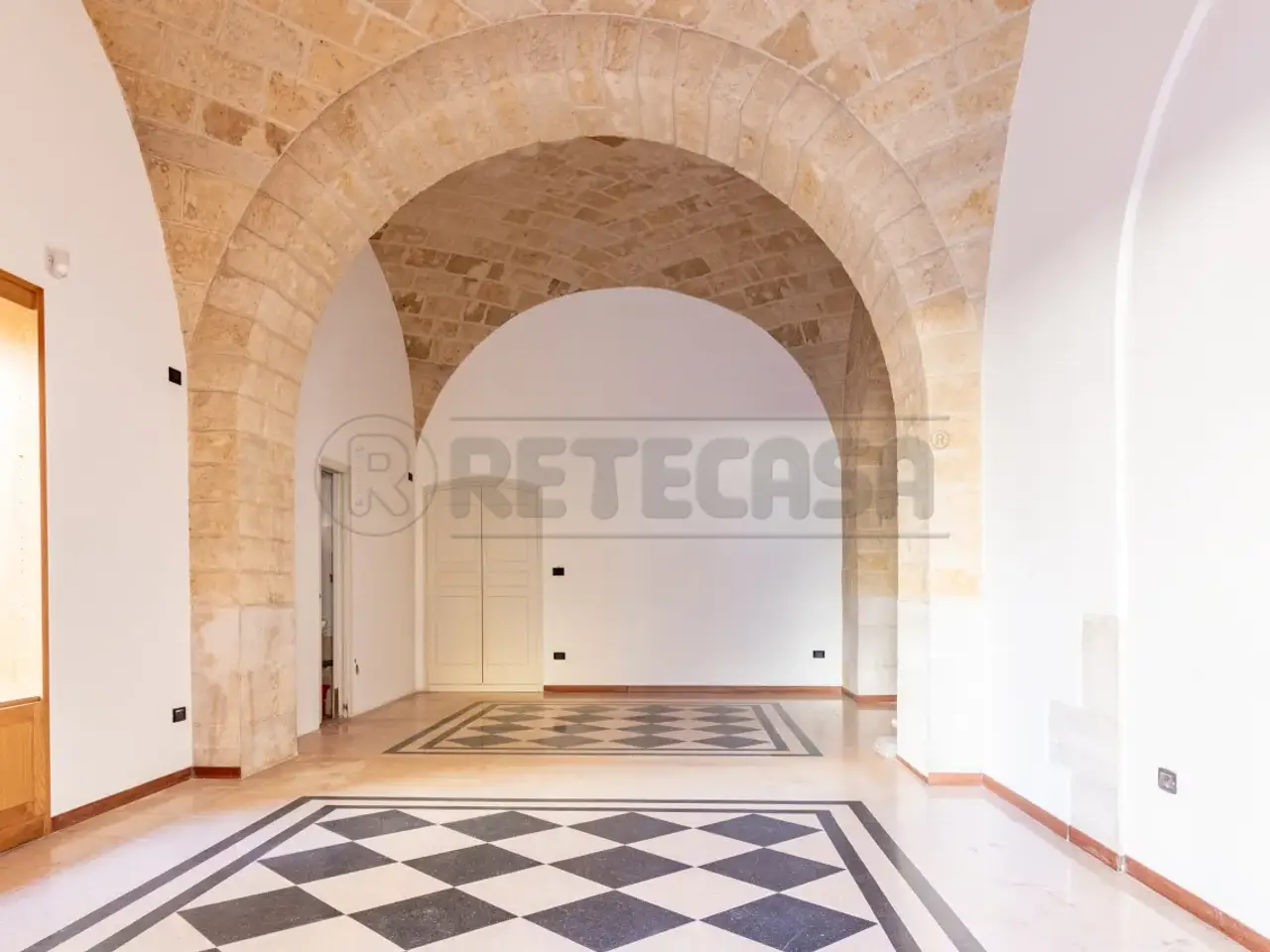 Palazzina commerciale in Via San Lorenzo 29, Bisceglie, {3} - Foto 2
