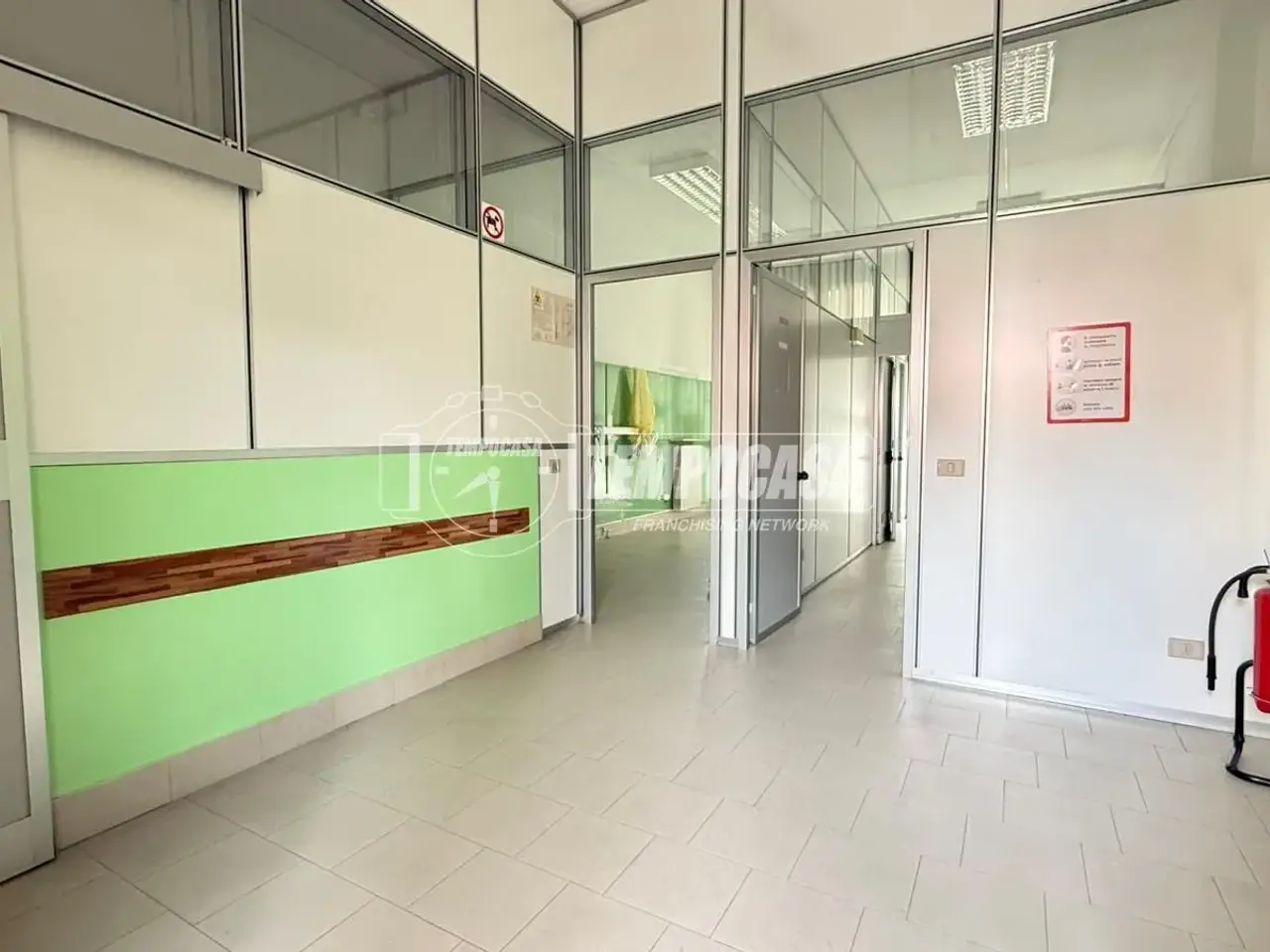 Negozio in Via dei Ciclamini 29, Legnano, {3} - Foto 1
