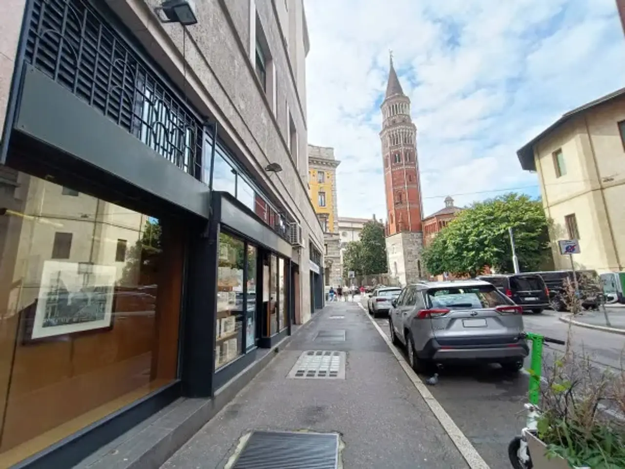 Negozio in Largo Alfredo Ildefonso Schuster 1, Milano, {3} - Foto 1