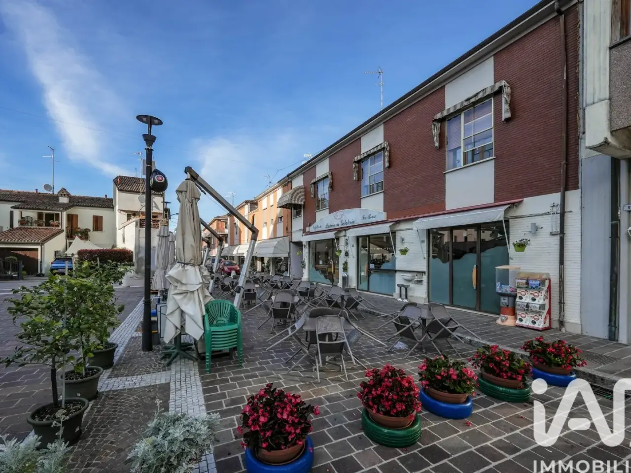 Negozio in Piazza Papa Giovanni XXIII 10, Portomaggiore, {3} - Foto 2