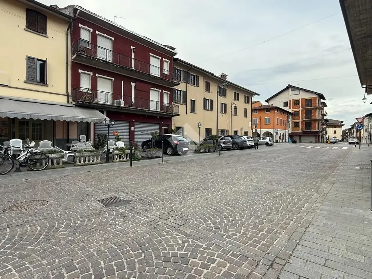 Palazzina commerciale in Via IV Novembre 24, Urago D'Oglio, {3} - Foto 1