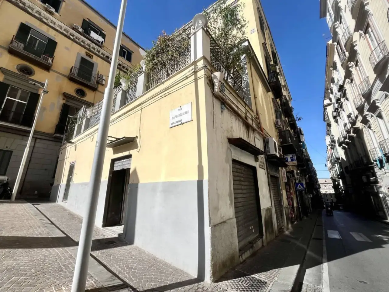 Locale commerciale in Piazza Santa Maria degli Angeli 1, Napoli, {3} - Foto 1