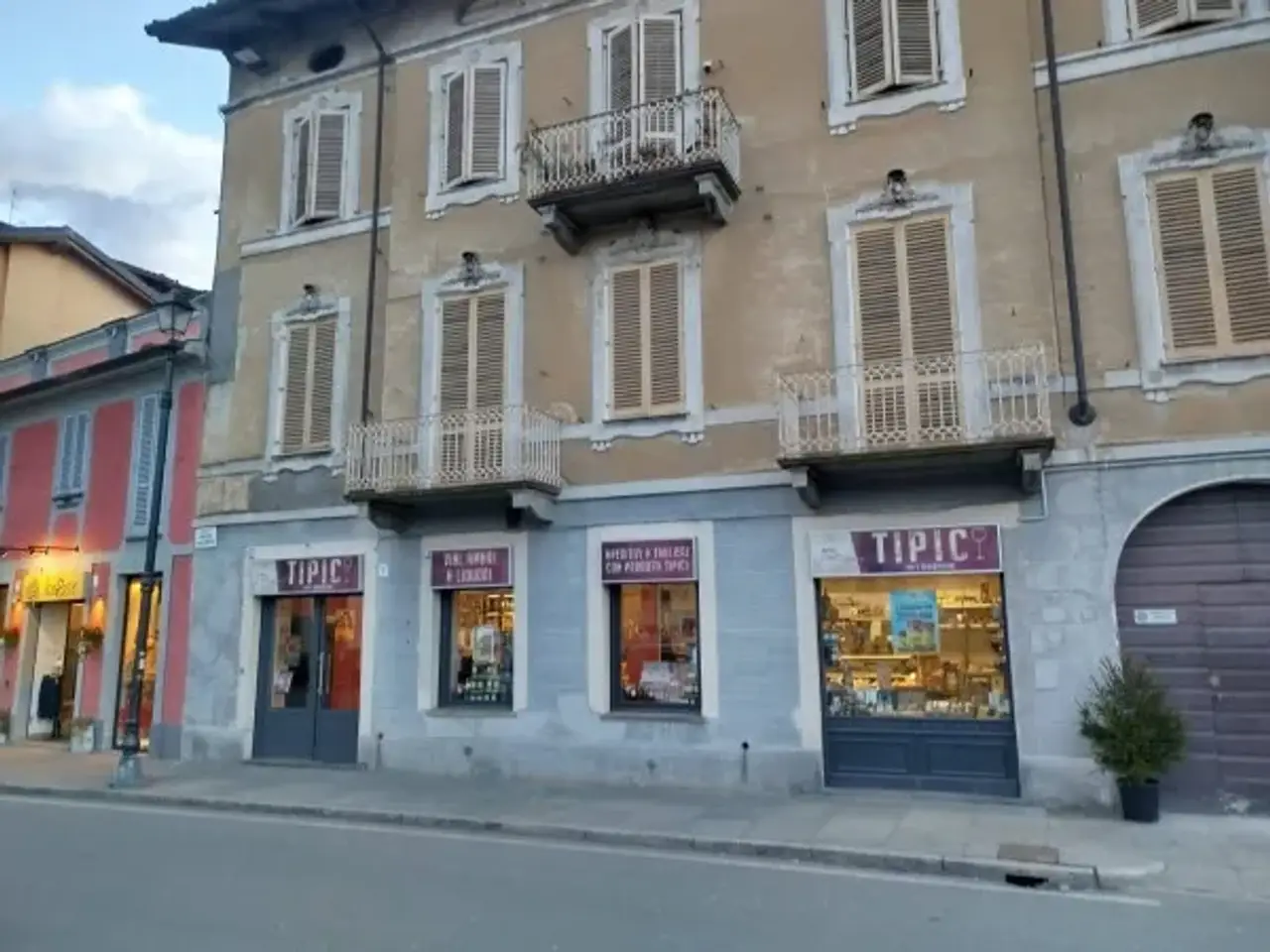 Negozio in Piazza Martiri della Libertà 2, Biella, {3} - Foto 1