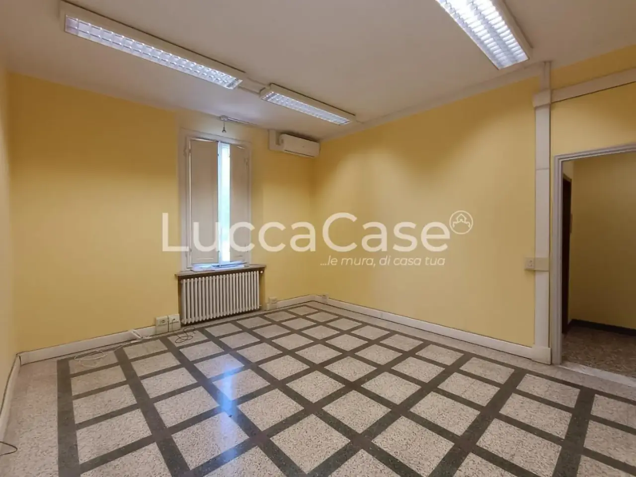 Ufficio in Giuseppe Giusti 55100, Lucca, {3} - Foto 1