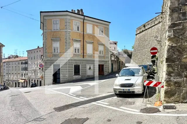 Negozio in Via San Giusto 12b, Trieste - Foto 1