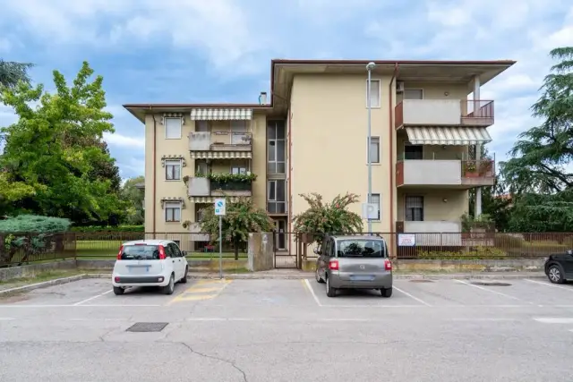 4-room flat in Via Giosuè Carducci 5, Sona - Photo 1