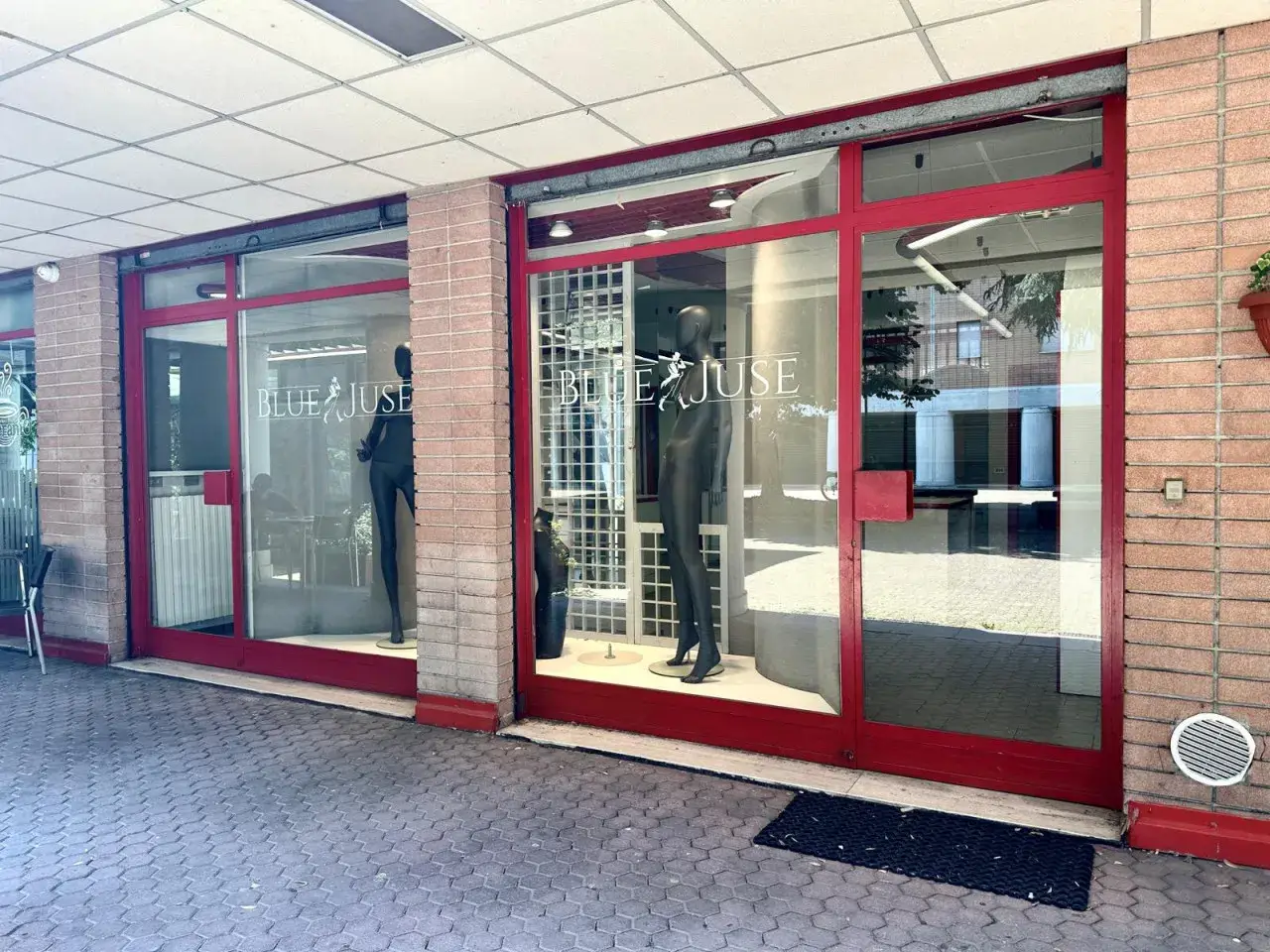 Negozio in Via Duccio di Buoninsegna 11, Assago, {3} - Foto 1