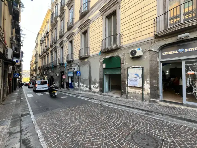 Negozi e locali in Affitto, a San Ferdinando, Pizzofalcone, Monte