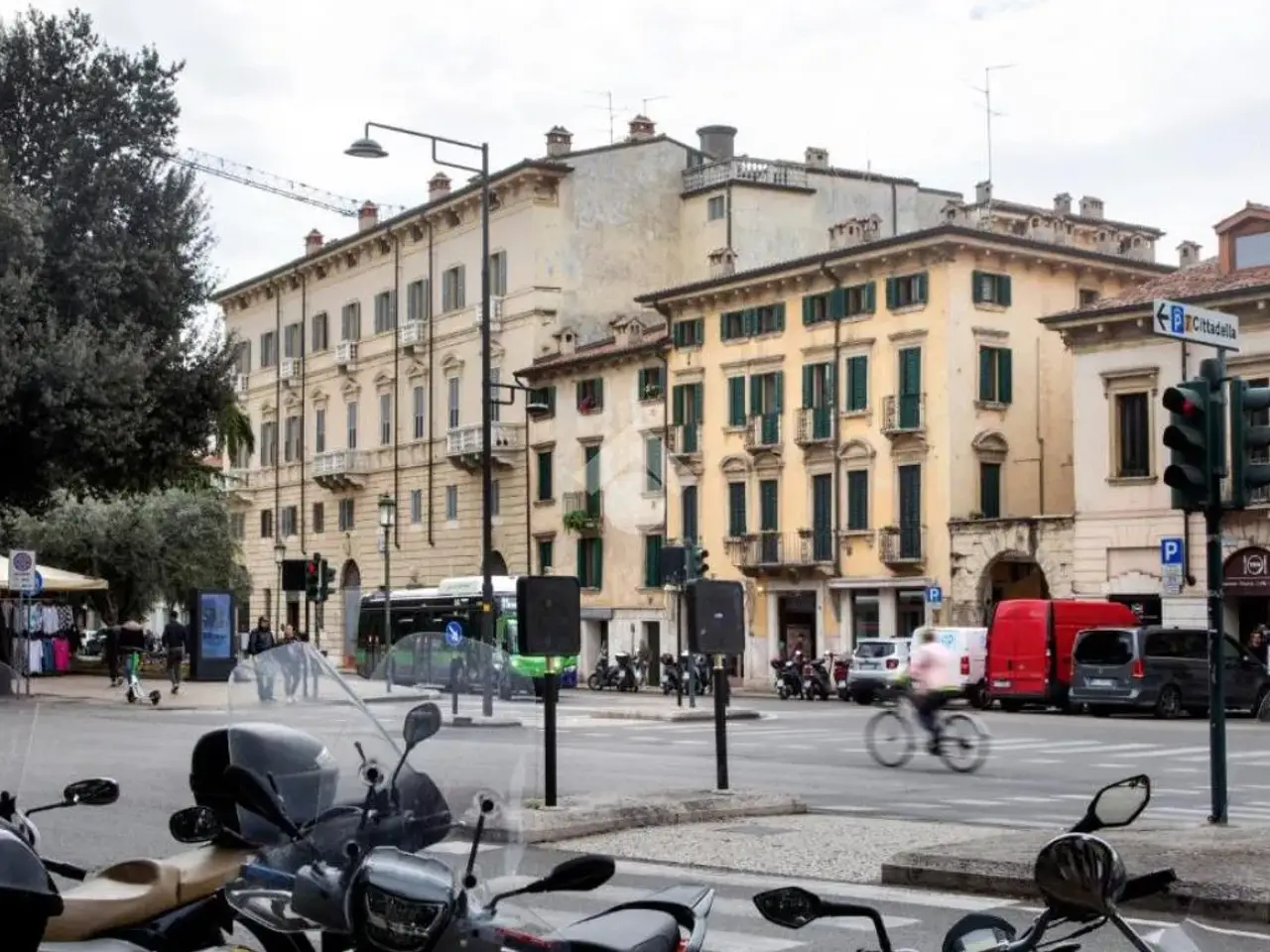 Negozio in Piazza Pradaval 4, Verona, {3} - Foto 1