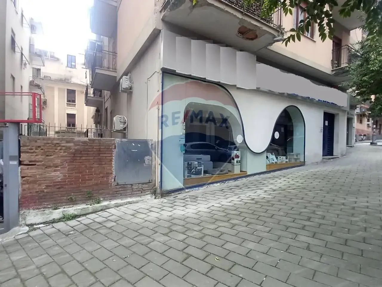 Negozio in Via Lorenzo Cavaliero 15-19, Salerno, {3} - Foto 1